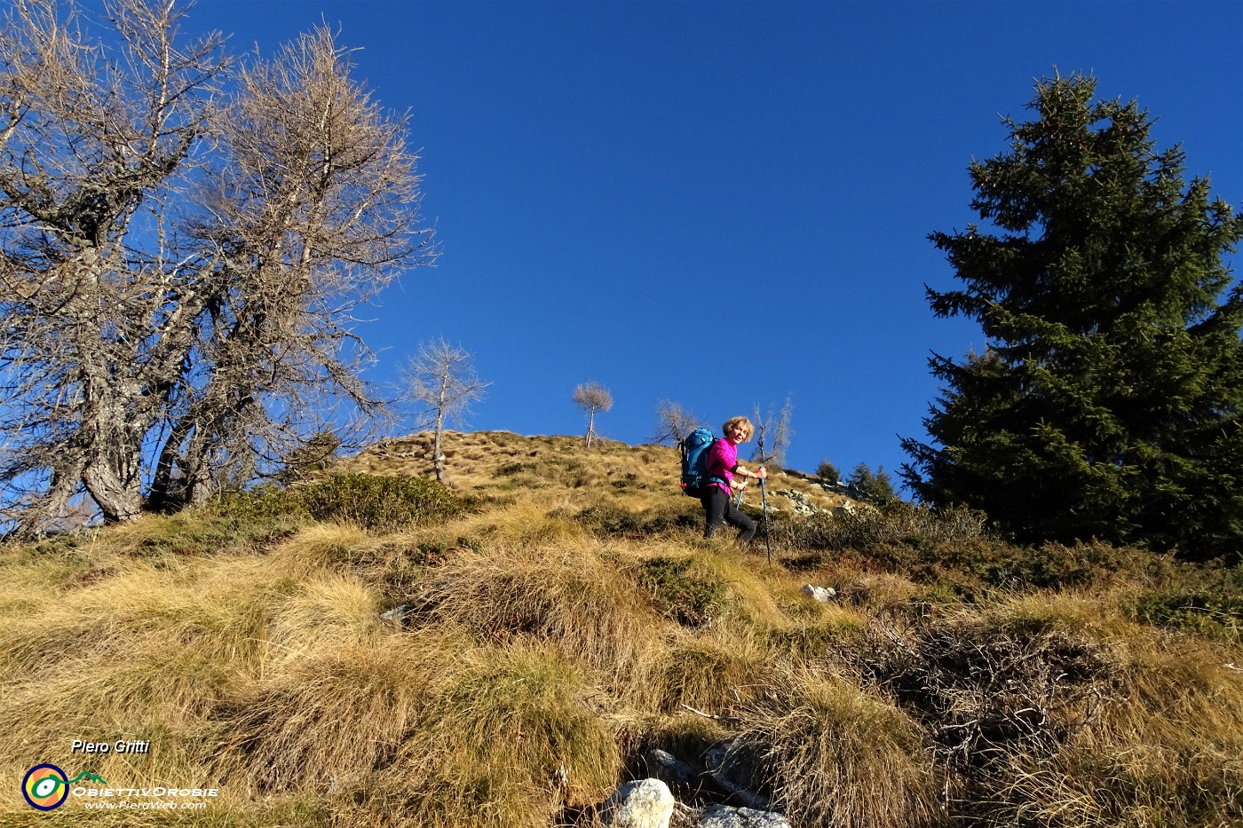 29 Sul costone erboso  accidentato in salita all'Arete.JPG